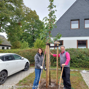 Fam. Lechner beim Baumpflanzen